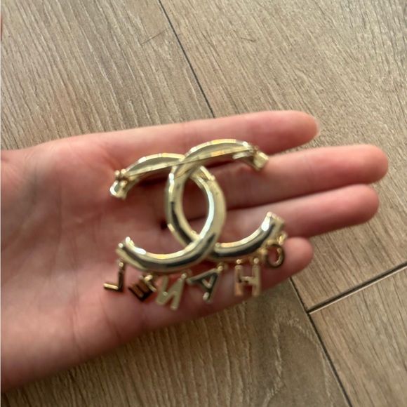 CHANEL Gold and Pearl Logo Brooch - Picture 3 of 4